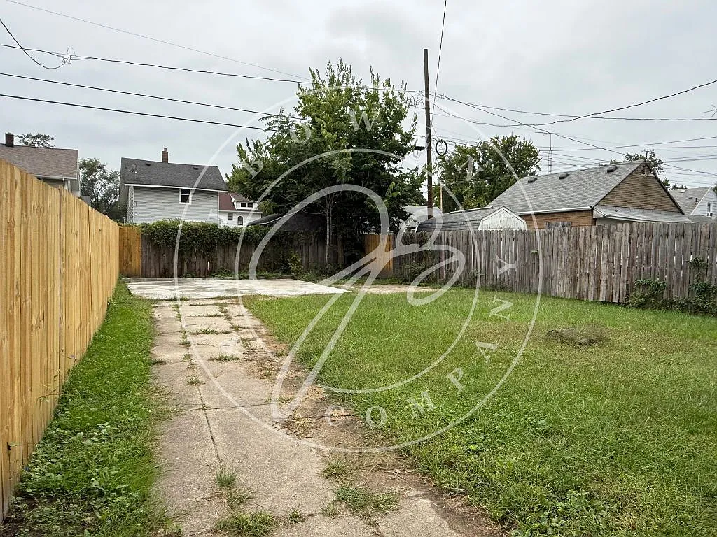 2 bed, 1.0 bath, 832 sqft, $1,000 — Photo 2