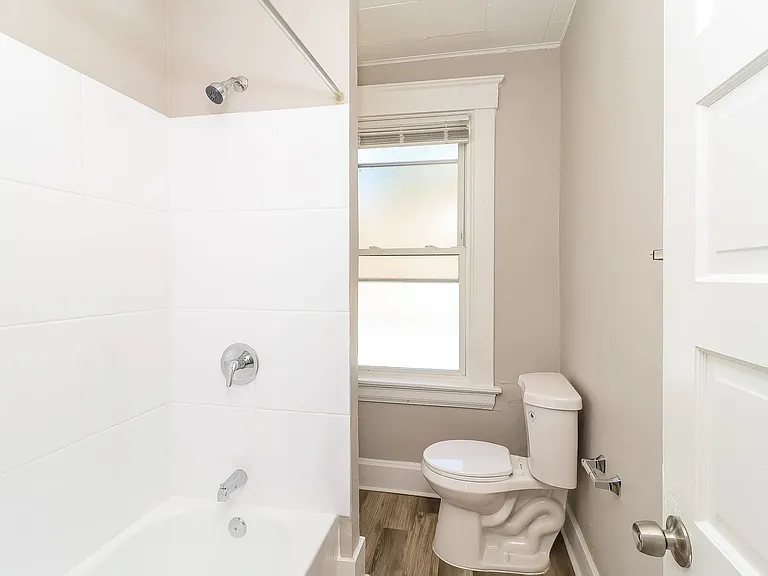 1325449_028_bathroom_13154510.jpg