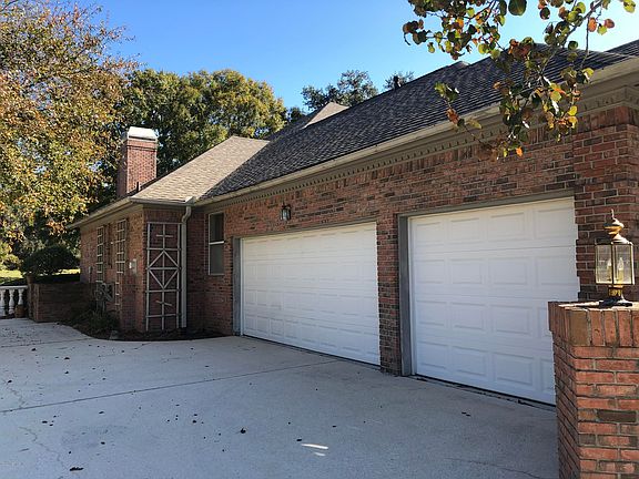 3rd image of 2572 Manor Ct