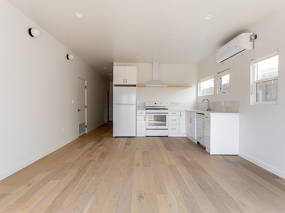4th image of 3611 Bellevue Ave