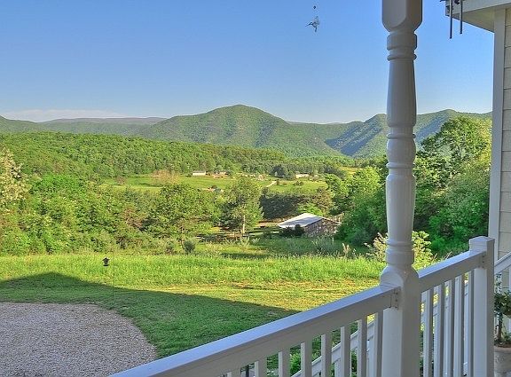 3rd image of 120 Spring Ridge Ln