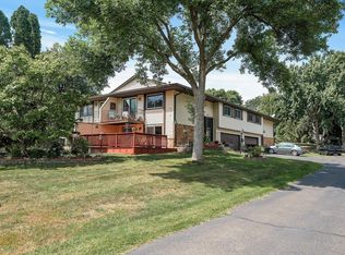 6590 Upper 35th St N, Oakdale, MN 55128