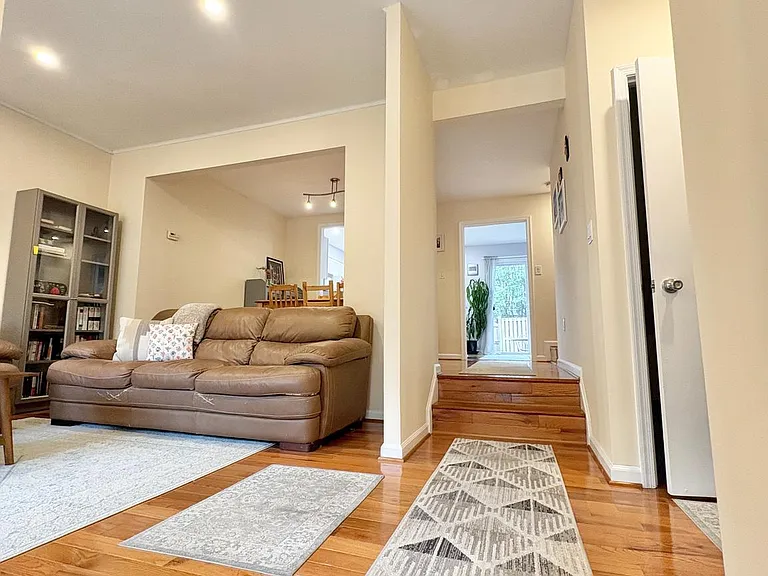 9710 Lakepointe Dr — Photo 13