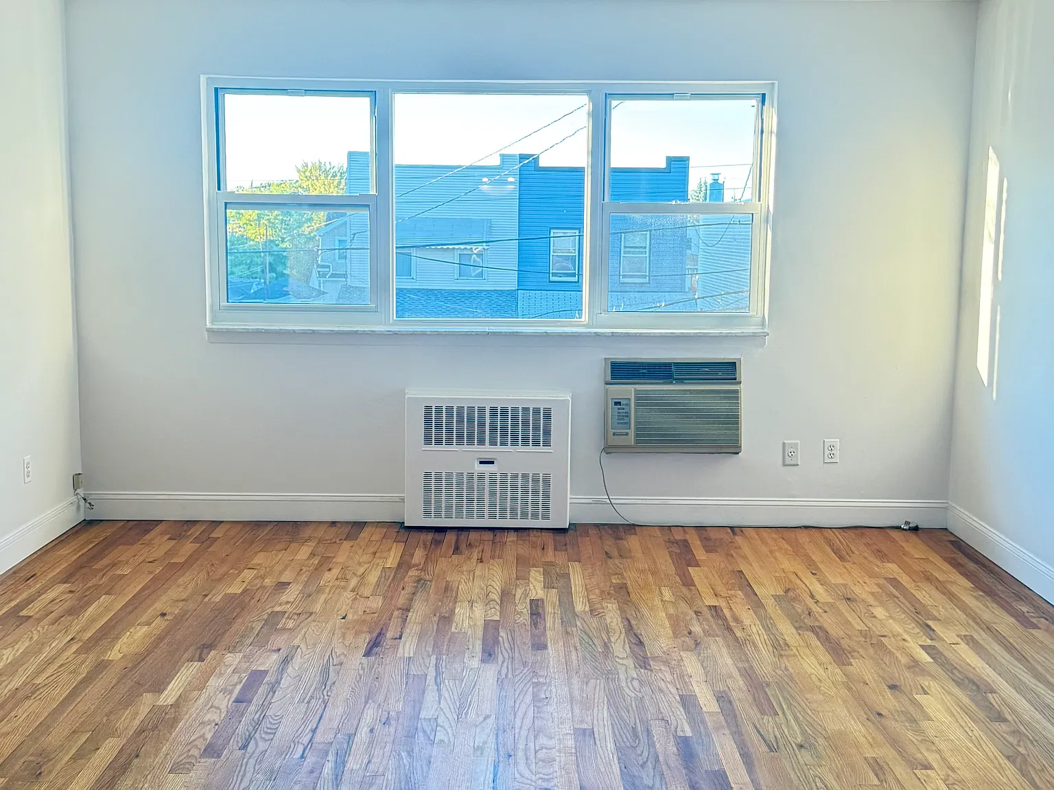 3 bed, 1000 sqft, $3,150 — Photo 1