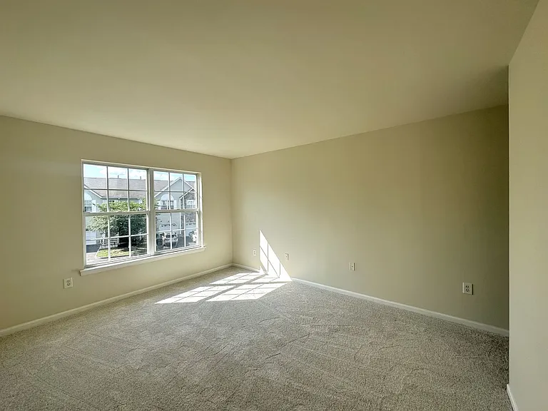 52 Victoria Dr — Photo 7