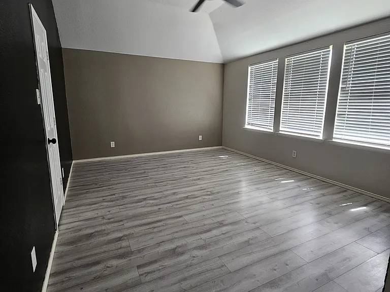 1042 Warbler — Photo 21