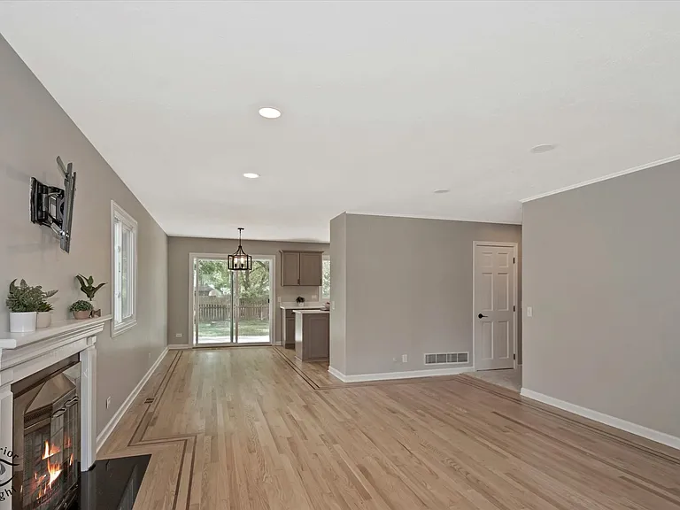 30W150 Foxboro Ct — Photo 7