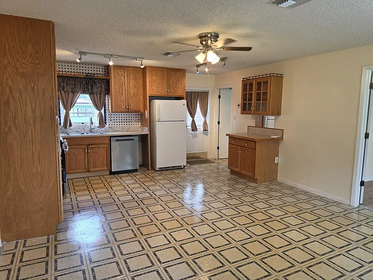 1531 Lake Clay Dr — Photo 5