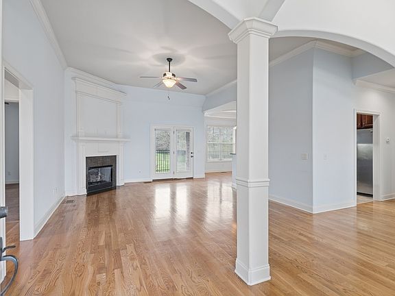 3rd image of 1007 Robert Lee Dr