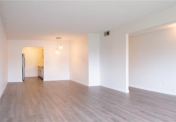 3rd image of 207 Baldwin Ln