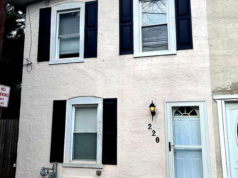 220 Sheas Ter — Photo 1
