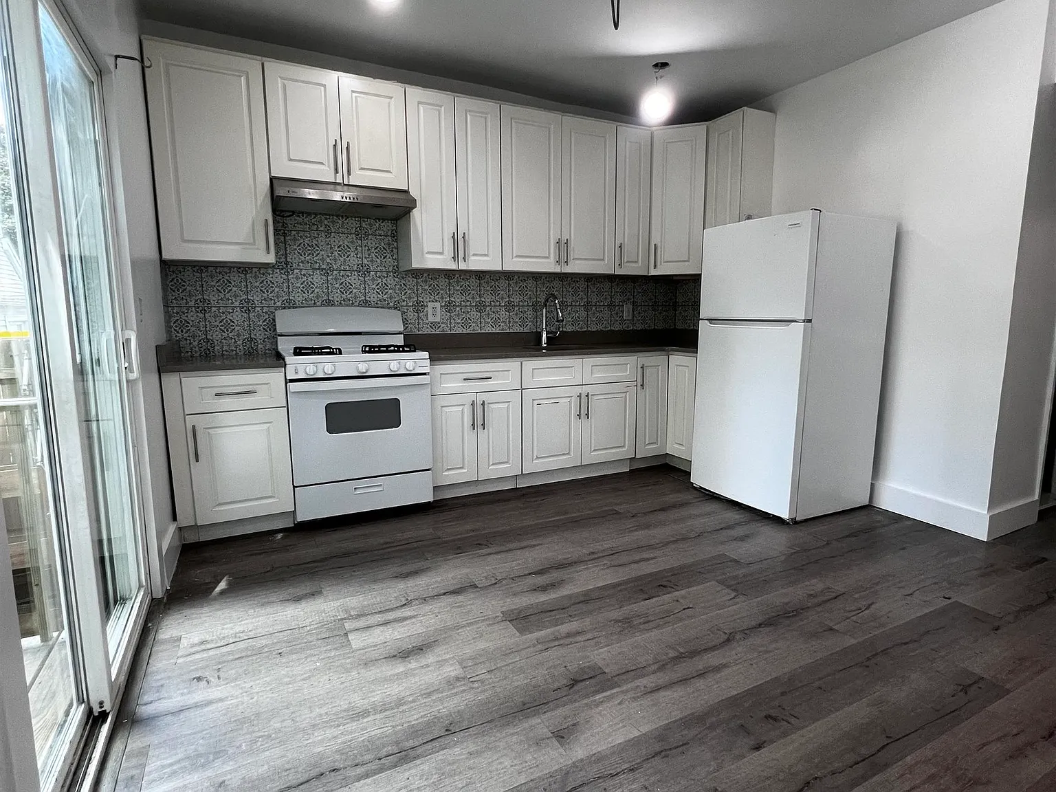 4 bed, 2.0 bath, $3,200 — Photo 3