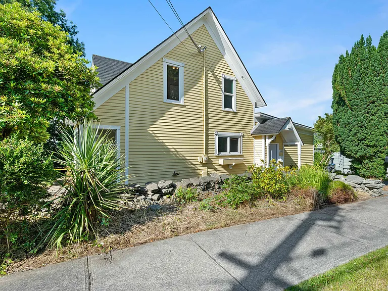 605 Terrace Ave — Photo 2