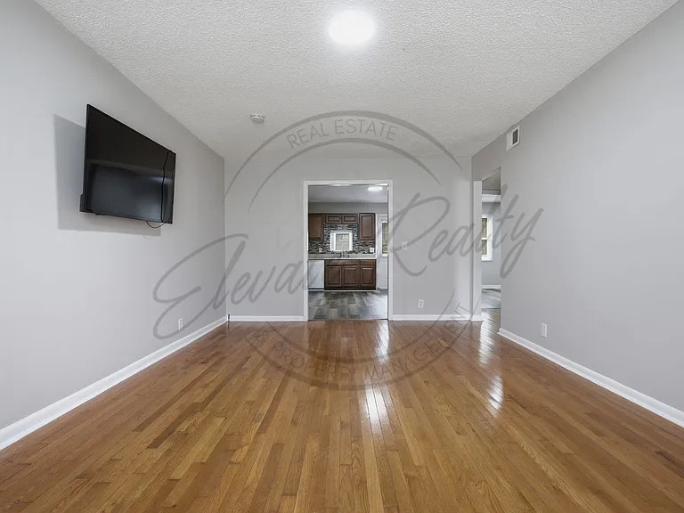 703 Linden Grn — Photo 8