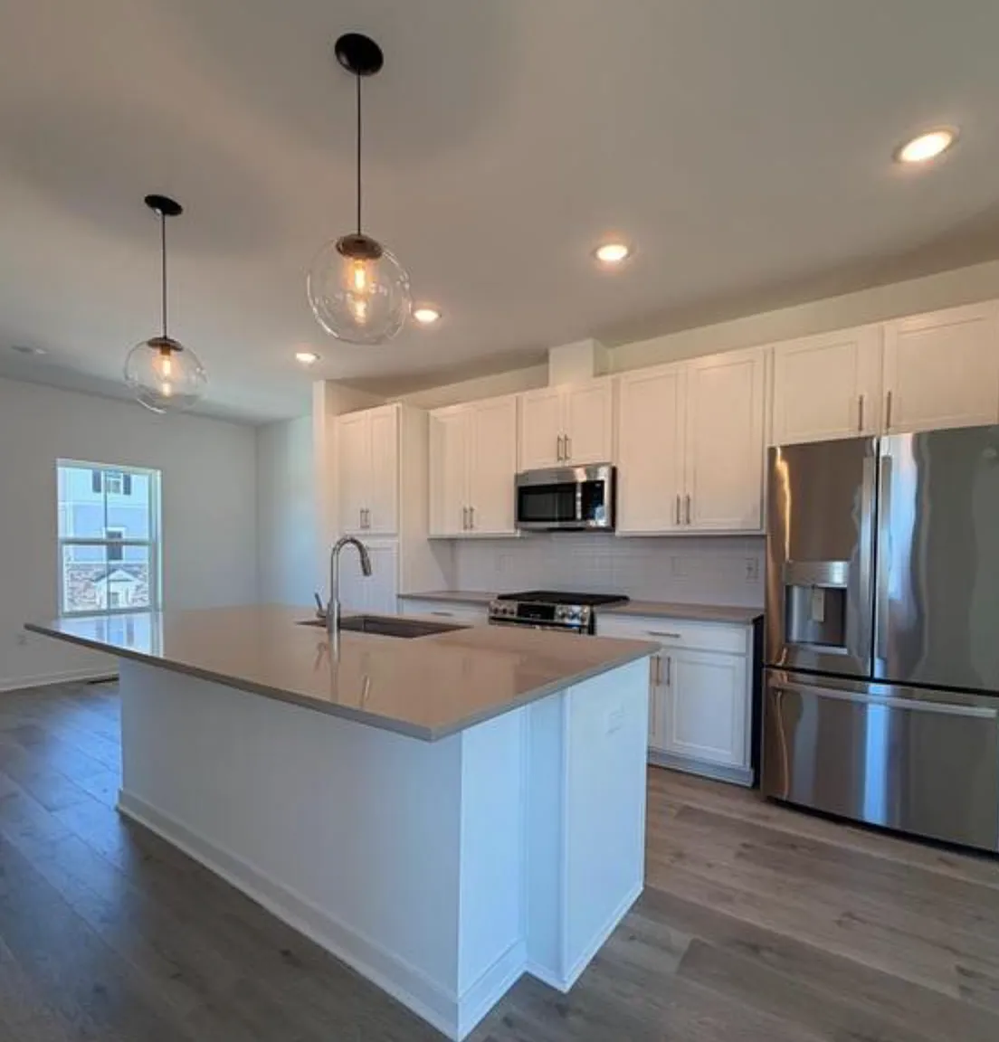 4 bed, 1927 sqft, $3,350 — Photo 4