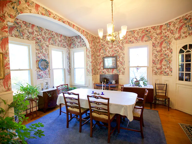 18 Clinton Ave — Photo 3