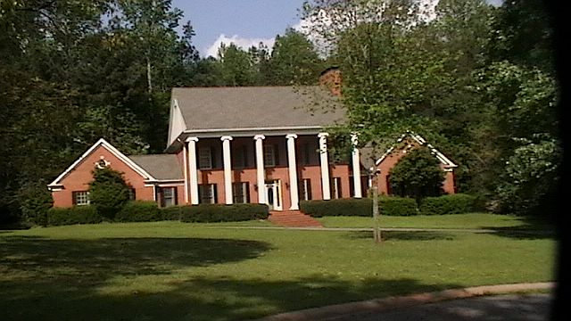 5 Bedrooms 3.5 bath with pool