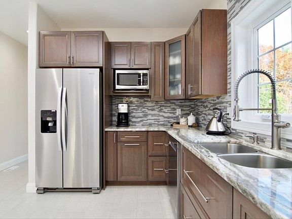 5th image of 32 Birch Bluffs Dr
