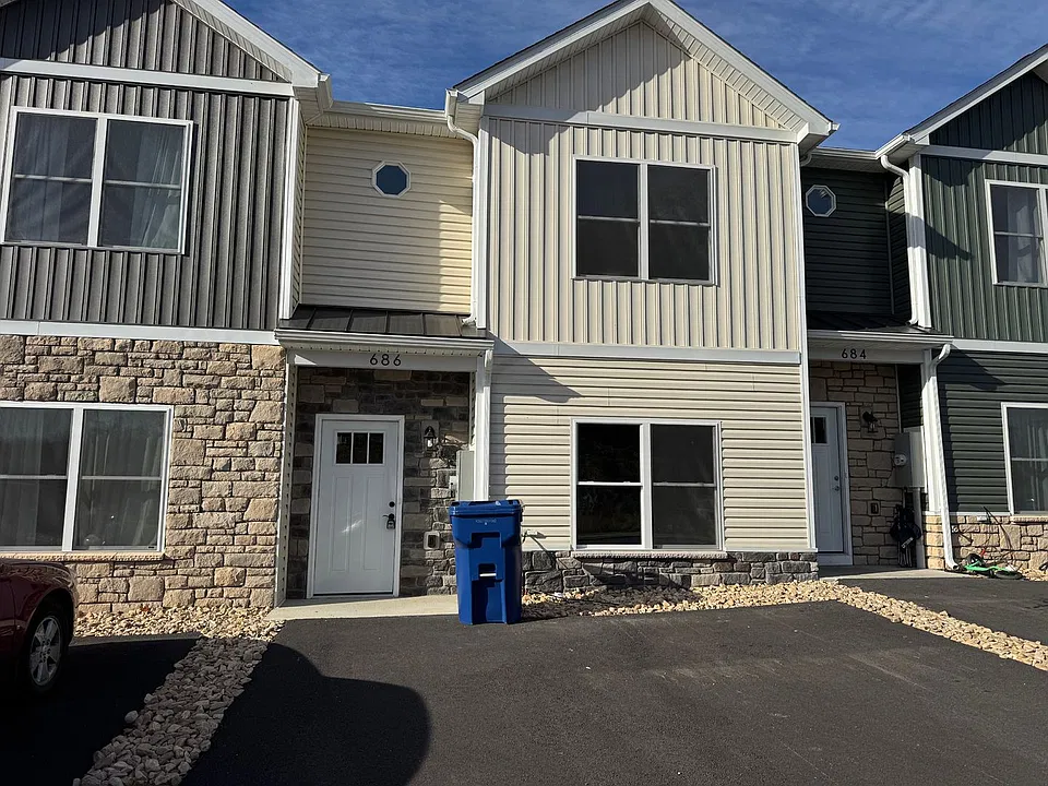 686 Zephyr Dr