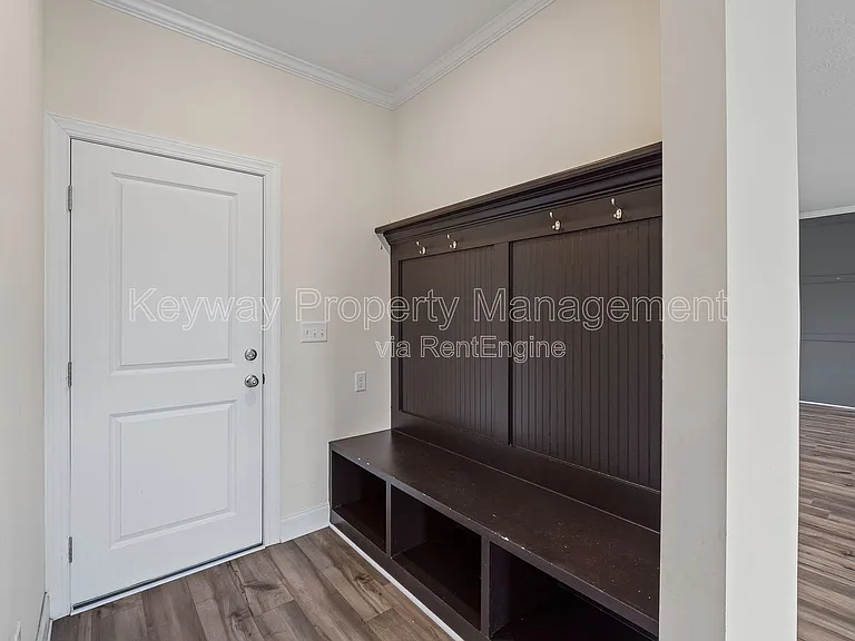 585 Hampton Dr — Photo 10