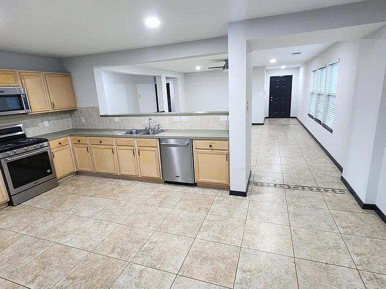 3914 Brighton Springs Ln — Photo 5