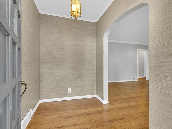 5th image of 1302 E Corning St