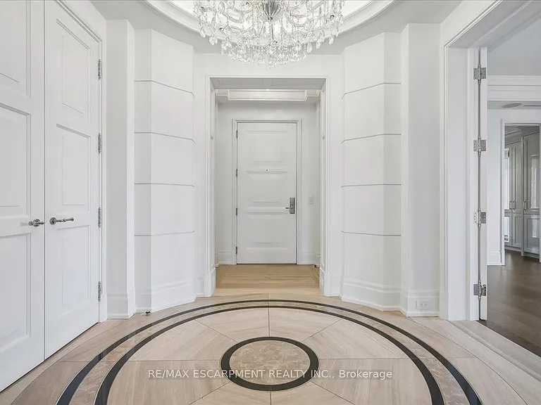 300 Randall St S #211 — Photo 4