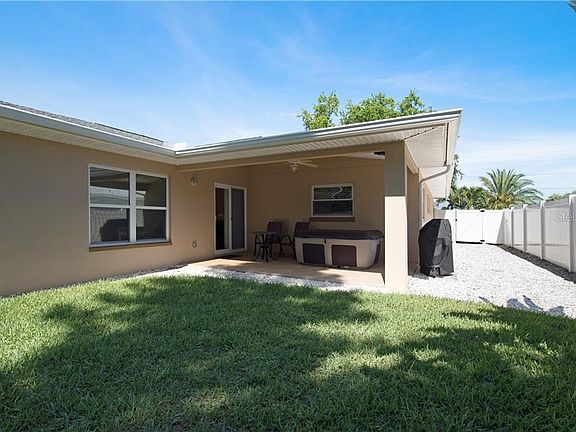 3rd image of 10246 Paradise Blvd