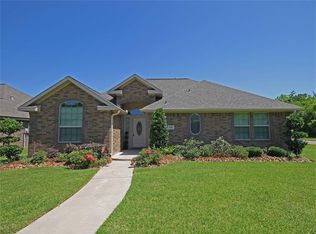 100 Austins Ct, Richwood, TX 77531
