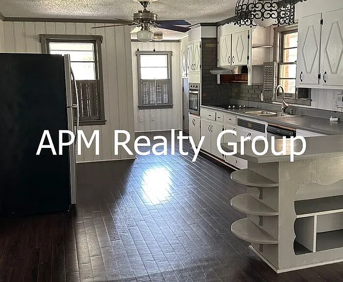 1421 Adella St — Photo 5