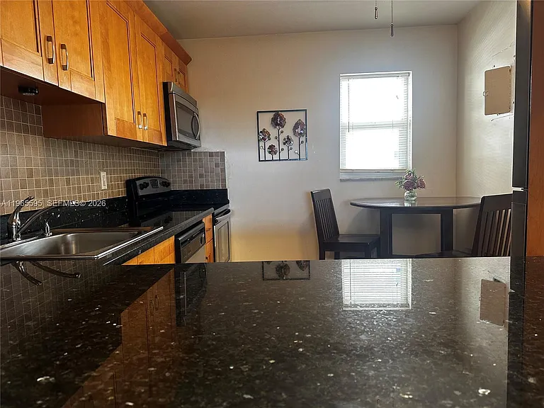410 SE 2nd St #308 — Photo 8