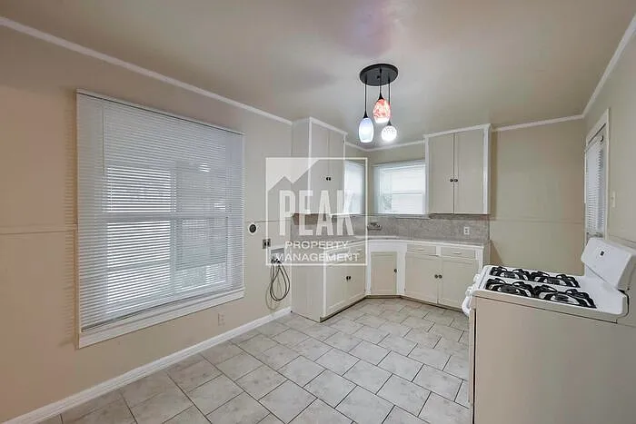 4437 Donnelly Ave — Photo 10