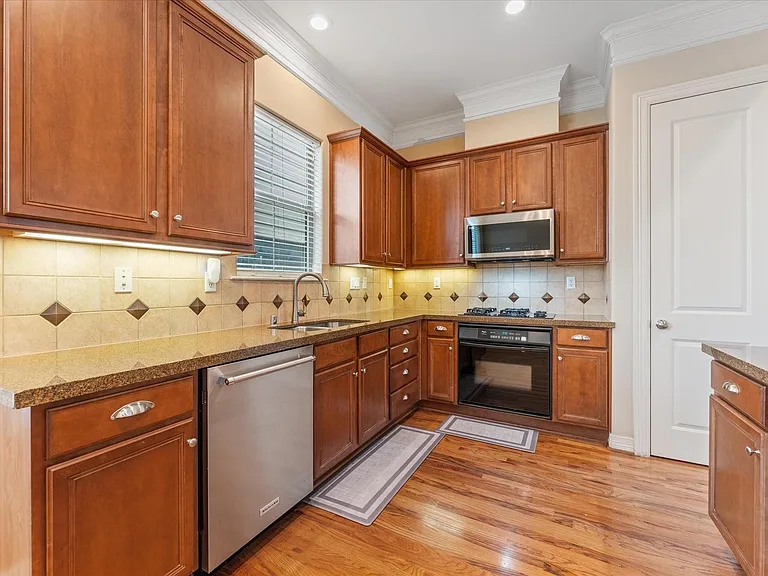 906 Reinicke St — Photo 14