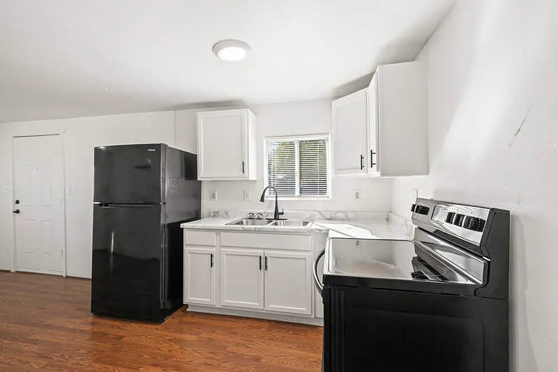 1 bed, 1.0 bath, 528 sqft, $924 — Photo 3