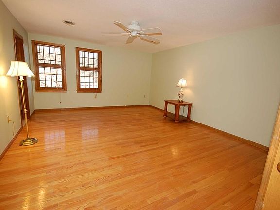 5th image of 25 Hawthorne Vlg APT D