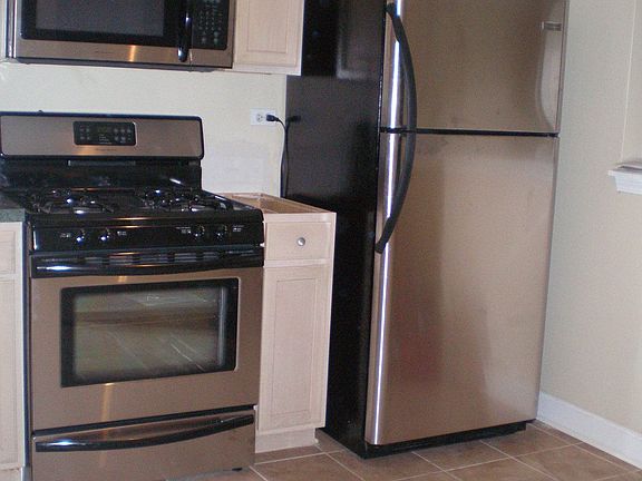 3rd image of 706 E Victoria Cir