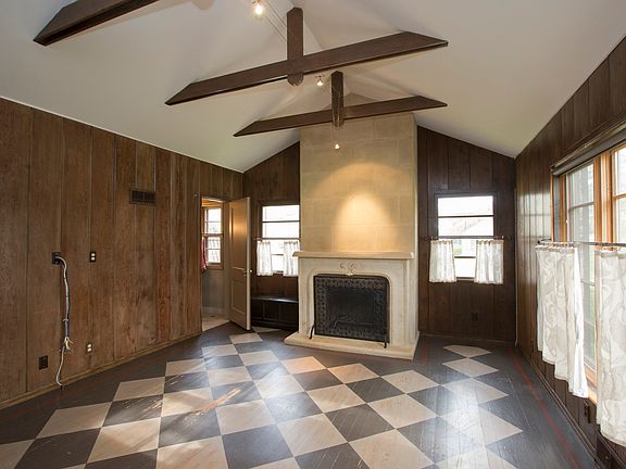 Fabulous vaulted, beamed ceiling