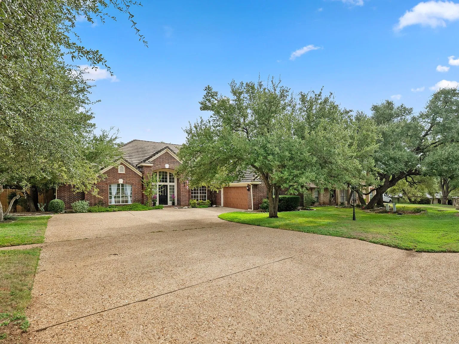4 bed, 3.0 bath, 2572 sqft, $3,850 — Photo 2