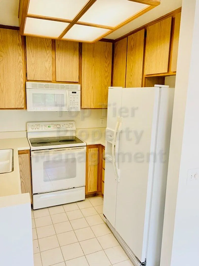 Beautiful 2 Bd/1 Ba, 806 sf upper unit condo located in very desirable La Jolla Colony community — Photo 4