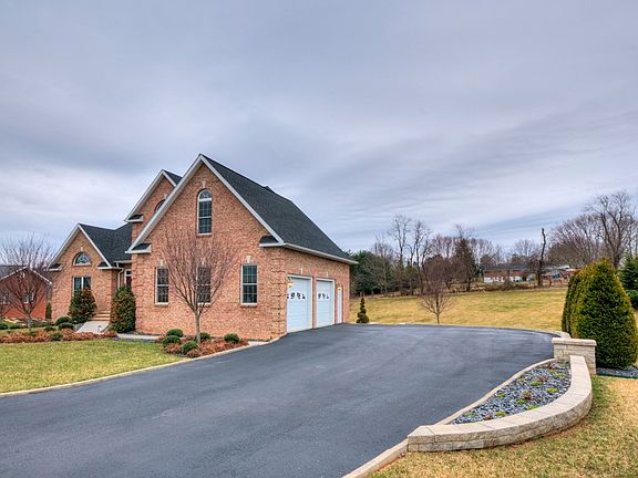 2nd image of 2125 Knoll Crest Dr
