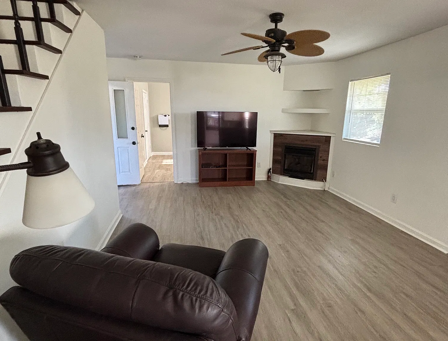 2 bed, 1.5 bath, 904 sqft, $1,400 — Photo 2