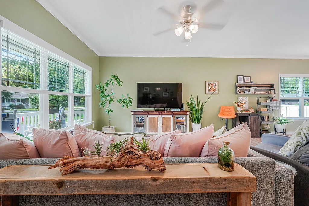 3 bed, 2.0 bath, 1408 sqft, $2,600 — Photo 4
