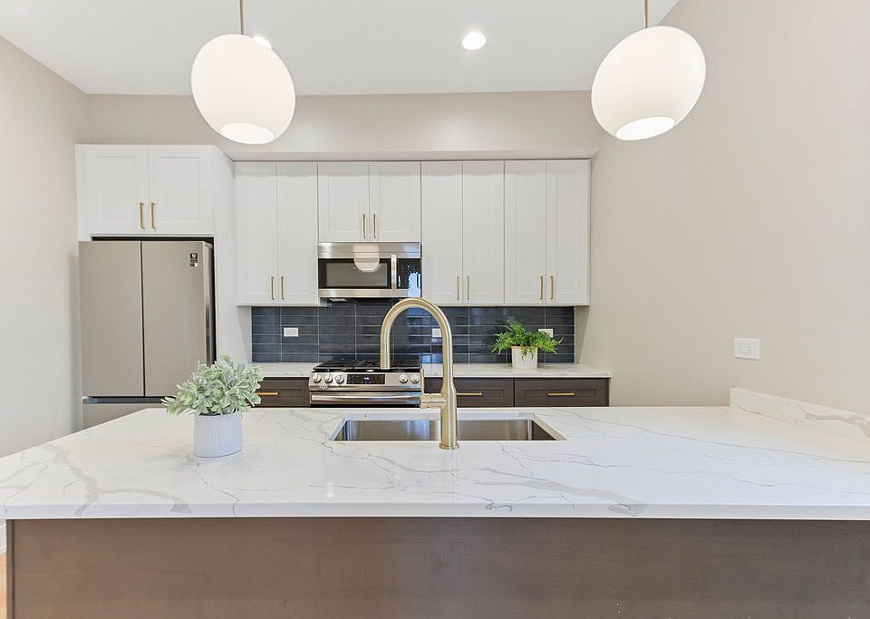 1st image of 2901 N Milwaukee Ave #3R