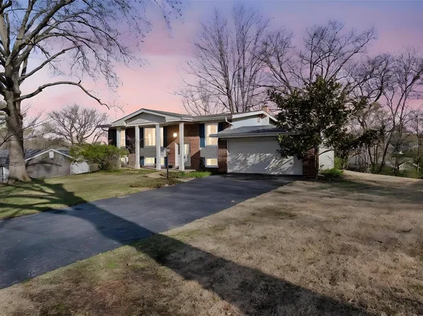 204 Stoney View Ln, Saint Louis, MO 63146