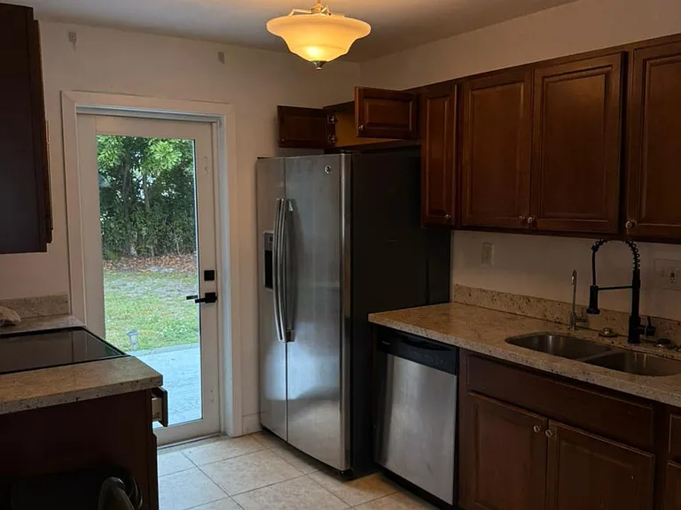 Greenbriar Dr — Photo 6