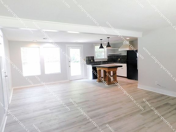 4th image of 3424 Elaine Dr