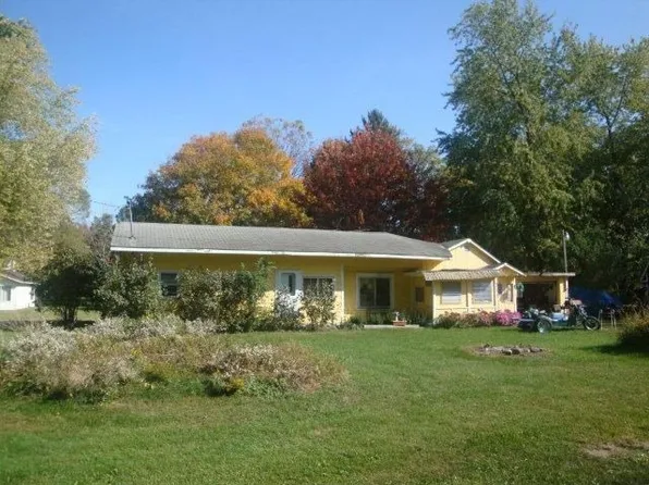 1439 South Ln, Fennville, MI 49408