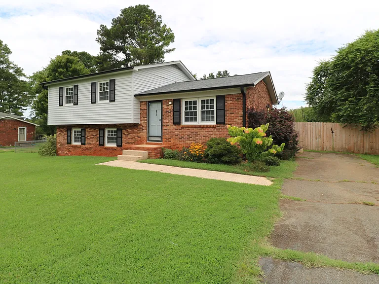 120 Sunnybrook Ct — Photo 2