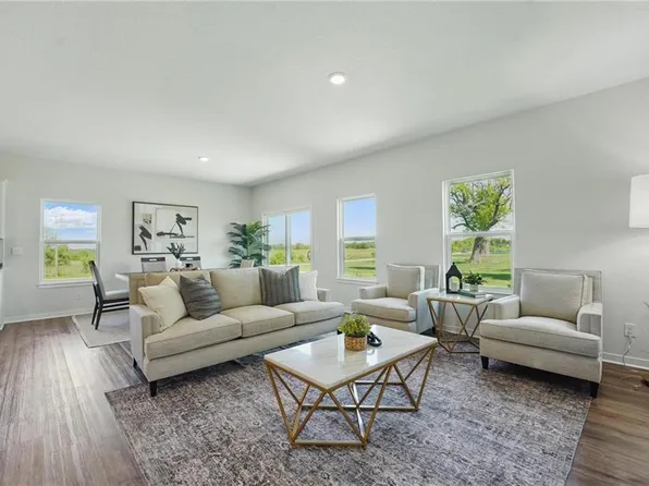 2207 Creek View Ln, Raymore, MO 64083