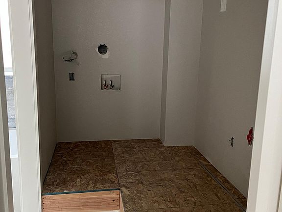 Walk in closet w Washer and Dryer